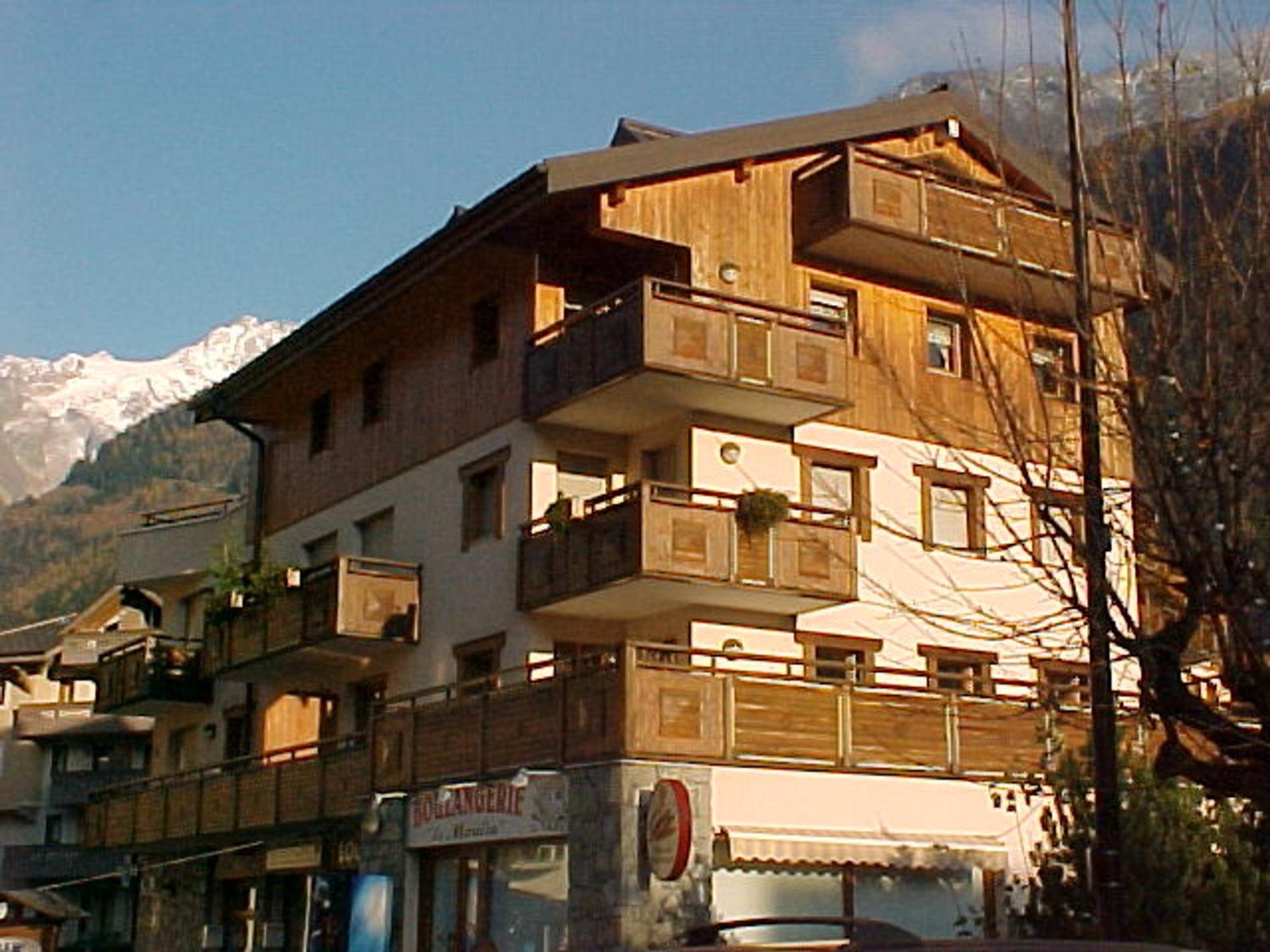 2 Pieces Au Centre Avec Terrasse Et Garage A - Fr-1-517-41 *